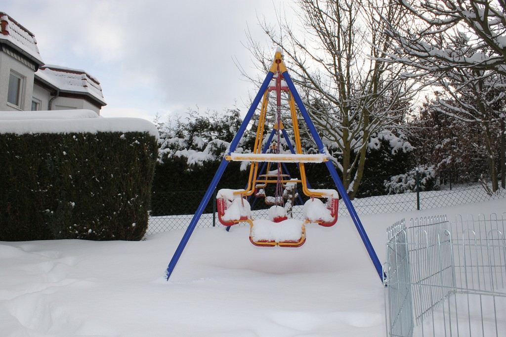 IMG_4501.JPG - Swing covered by snow