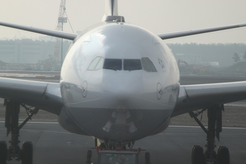 IMG_4542.JPG - Lufthansa Airbus 340 at Frankfurt airport