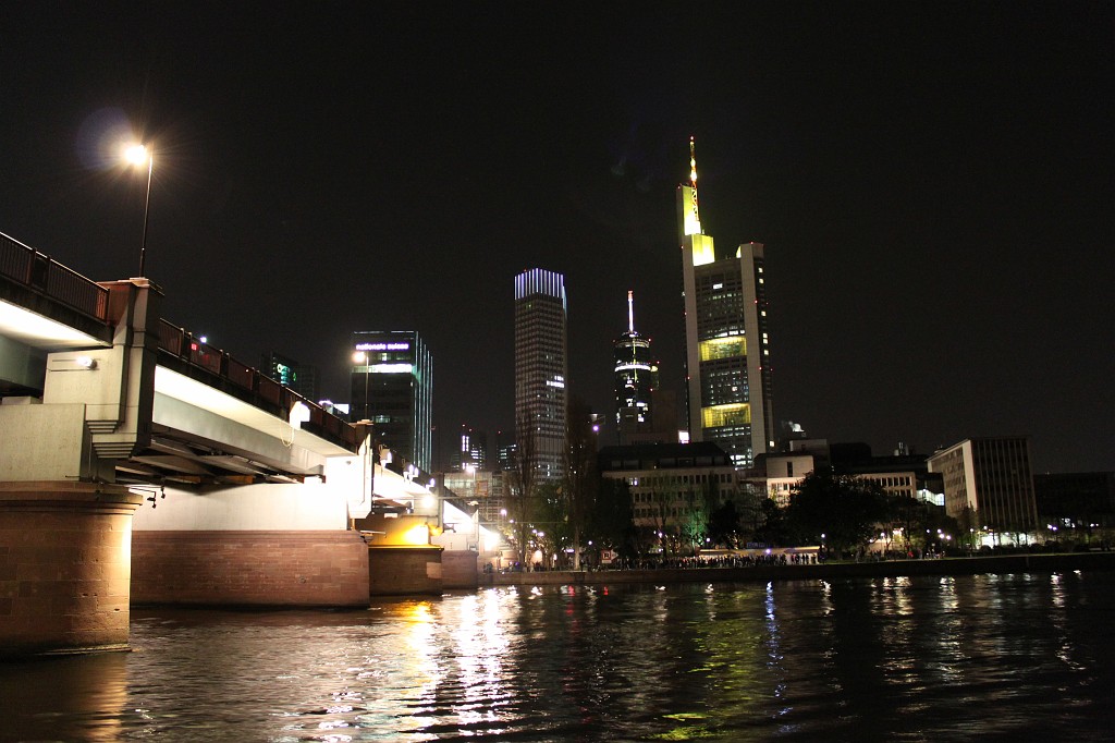 IMG_5314.JPG - Untermainbr�cke  http://de.wikipedia.org/wiki/Untermainbr%C3%BCcke  and Frankfurt Skyline  http://en.wikipedia.org/wiki/Frankfurt_am_Main 