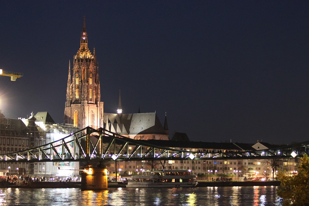 IMG_5386.JPG - Eiserner Steg  http://de.wikipedia.org/wiki/Eiserner_Steg  & Saint Bartholomeus's Cathedral  http://en.wikipedia.org/wiki/Frankfurt_Cathedral 