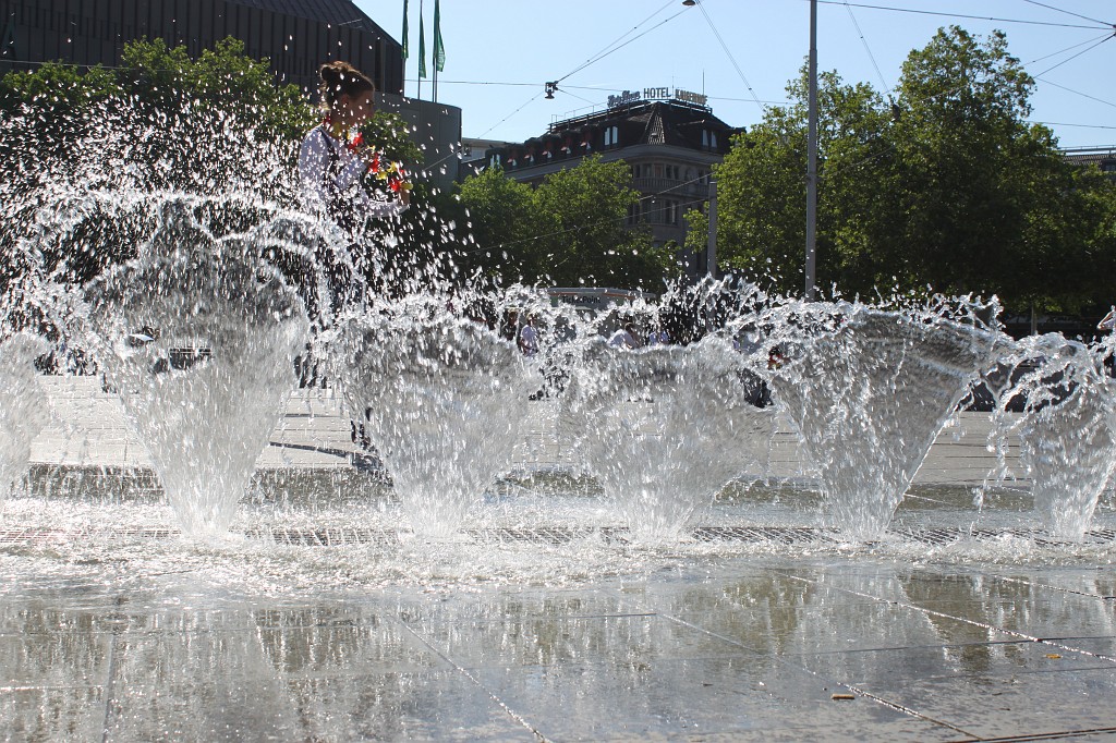IMG_6410.JPG - Hannover train station fountain