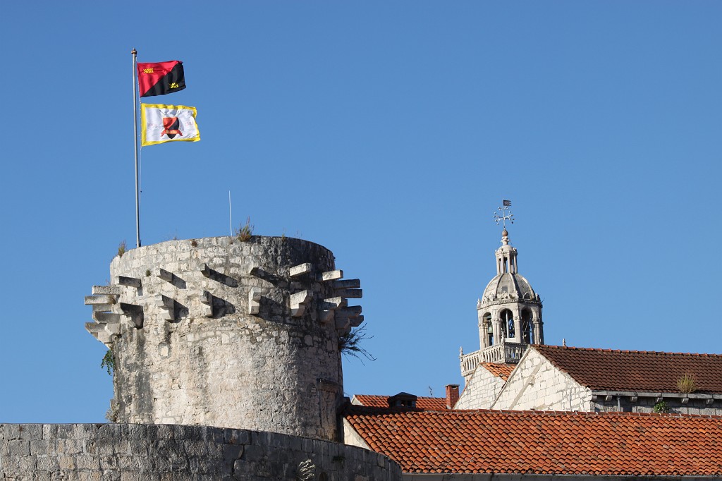 IMG_6888.JPG - Korcula city  http://en.wikipedia.org/wiki/Kor%C4%8Dula_(town)  tower and church