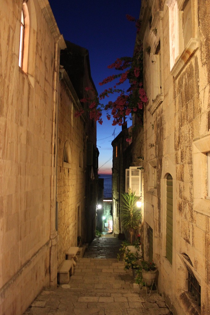IMG_6914.JPG - Korcula city  http://en.wikipedia.org/wiki/Kor%C4%8Dula_(town)  at night
