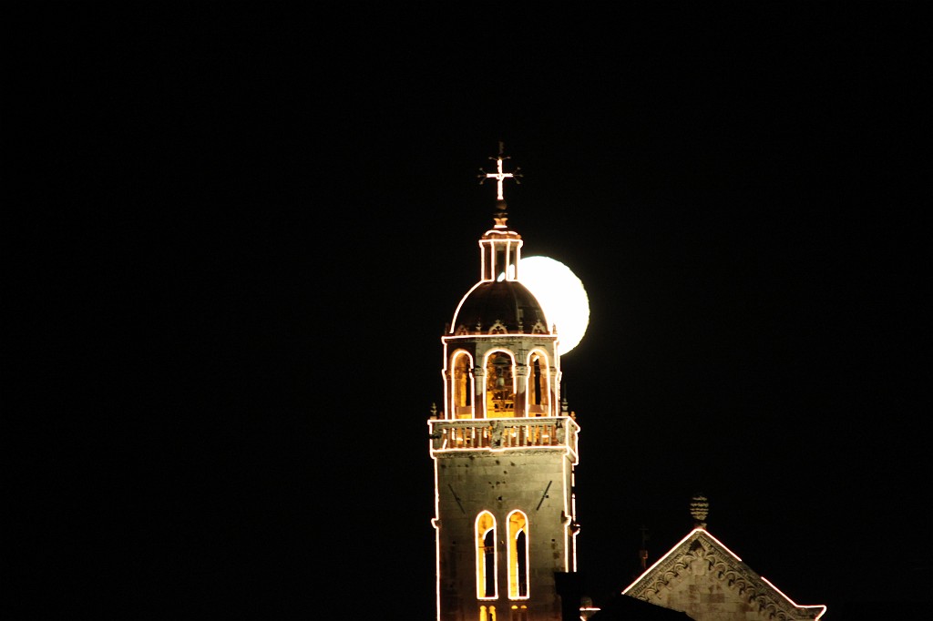 IMG_6937.JPG - Korcula  http://en.wikipedia.org/wiki/Kor%C4%8Dula_(town)  moon behind church tower.