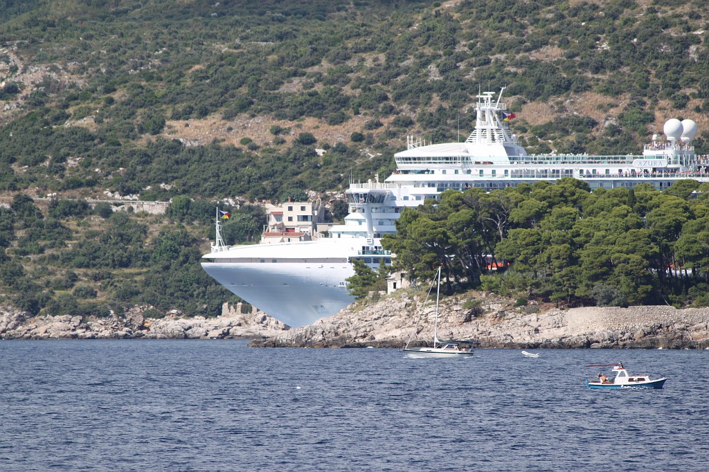 IMG_7274.JPG - P&O Azura behind Daksa island (Otocic Daksa)  http://en.wikipedia.org/wiki/Daksa_%28island%29 
