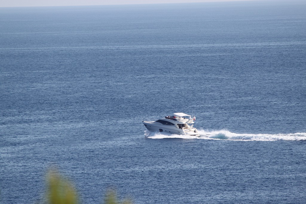 IMG_7380.JPG - Yacht leaving Luka bay