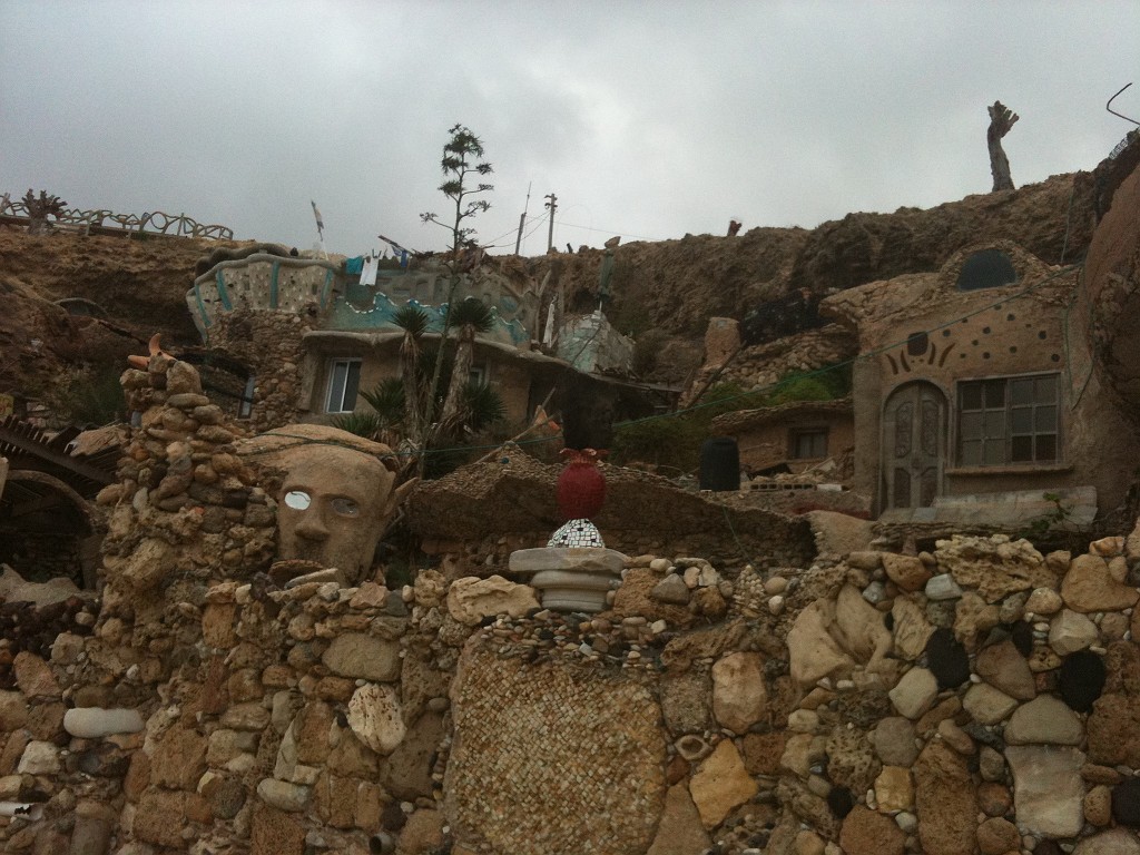 IMG_0112.JPG - Hermit House  http://en.wikipedia.org/wiki/Hermit_House  in  Herzliya. The house was build solely by hand using natural sea and recycled materials.