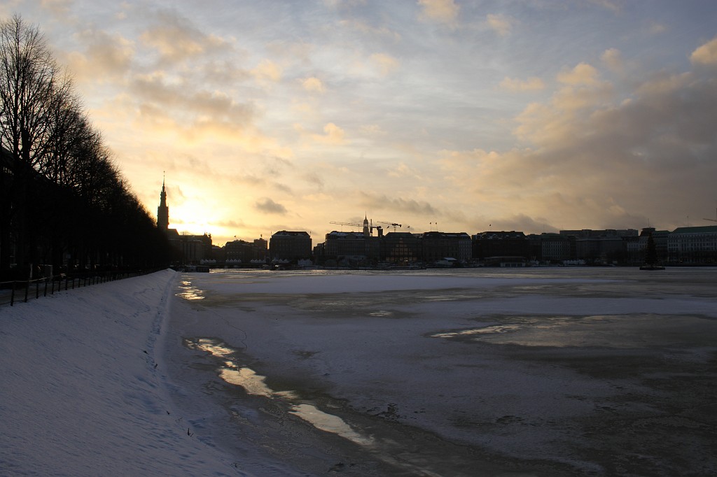 IMG_9079.JPG - Frozen Binnenalster  http://en.wikipedia.org/wiki/Binnenalster 