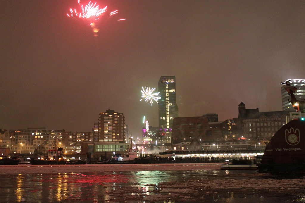 IMG_9207.JPG - New years firework starts at port of Hamburg  http://en.wikipedia.org/wiki/Port_of_Hamburg 