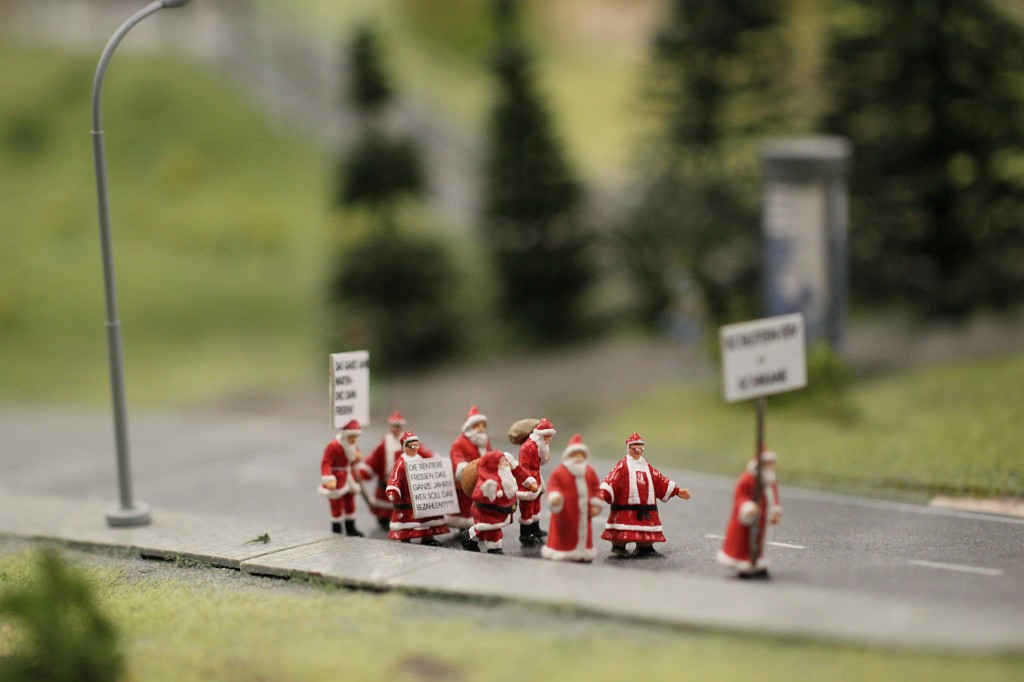 IMG_9499.JPG - Miniature Wonderland (Miniatur Wunderland)  http://en.wikipedia.org/wiki/Miniatur_Wunderland  Santa Clauses are demonstrating