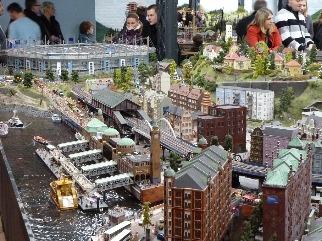 P1020083.JPG - Miniature Wonderland (Miniatur Wunderland)  http://en.wikipedia.org/wiki/Miniatur_Wunderland  Landungsbr�cken and Arena