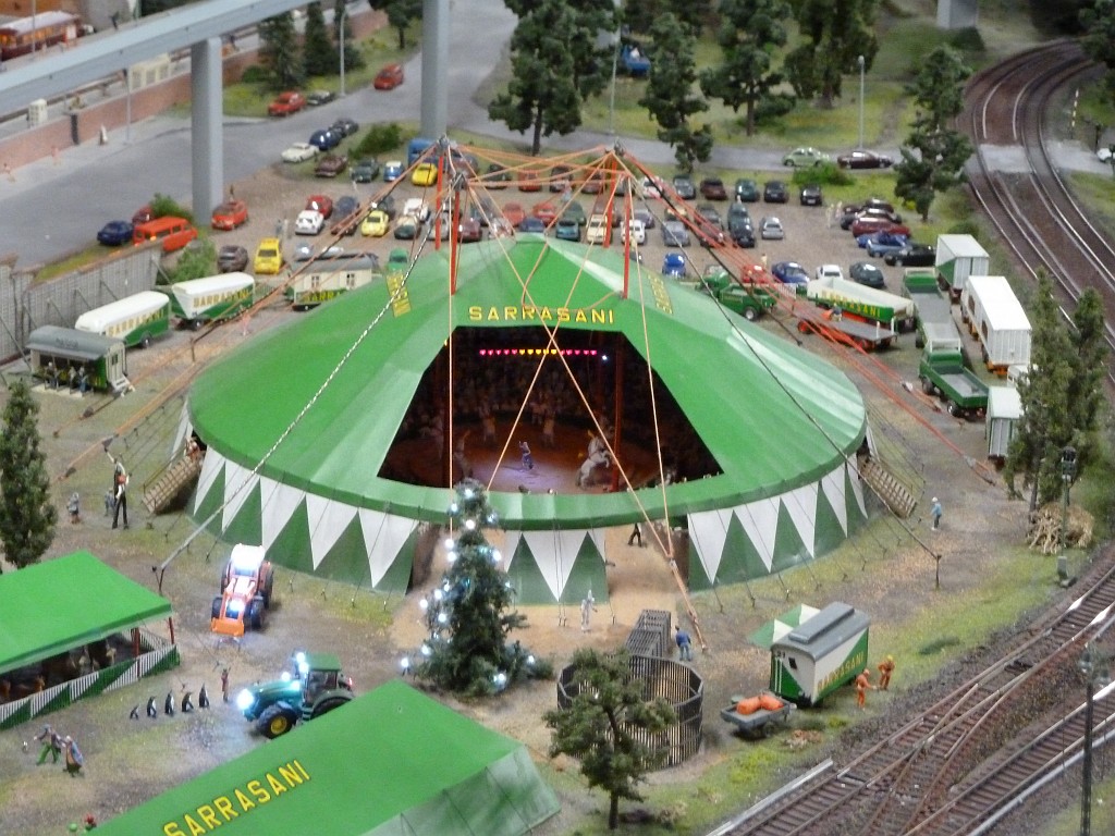 P1020093.JPG - Miniature Wonderland (Miniatur Wunderland)  http://en.wikipedia.org/wiki/Miniatur_Wunderland  Circus Sarrasani