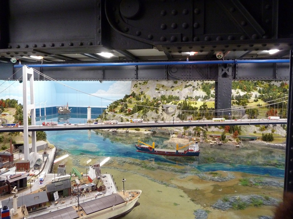 P1020097.JPG - Miniature Wonderland (Miniatur Wunderland)  http://en.wikipedia.org/wiki/Miniatur_Wunderland  Long Bridge
