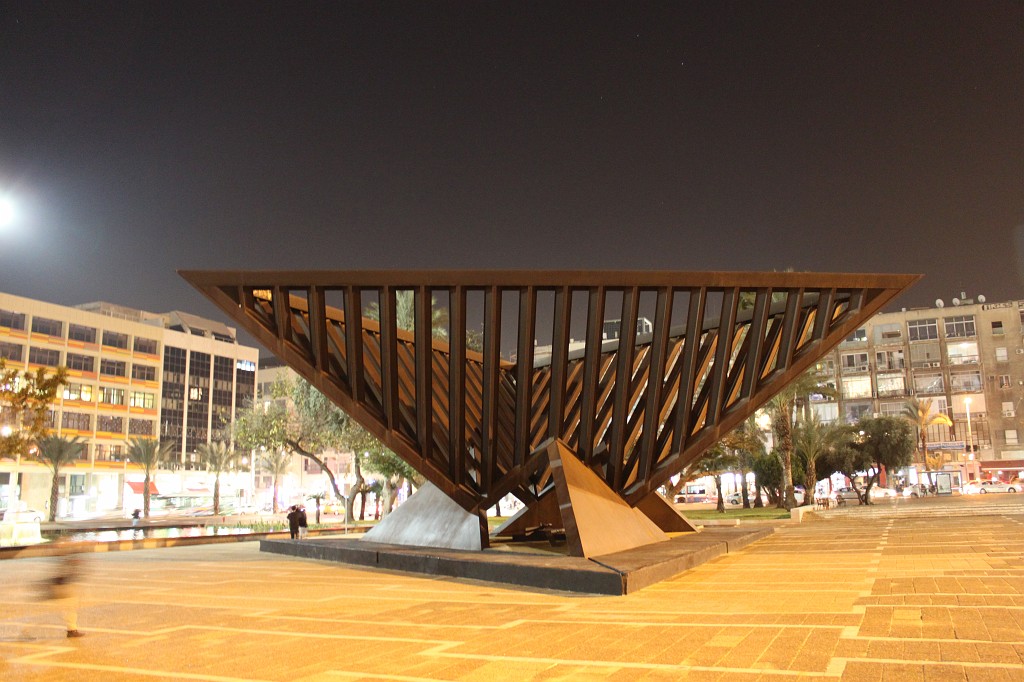 IMG_0012.JPG - Holocaust memorial sculpture