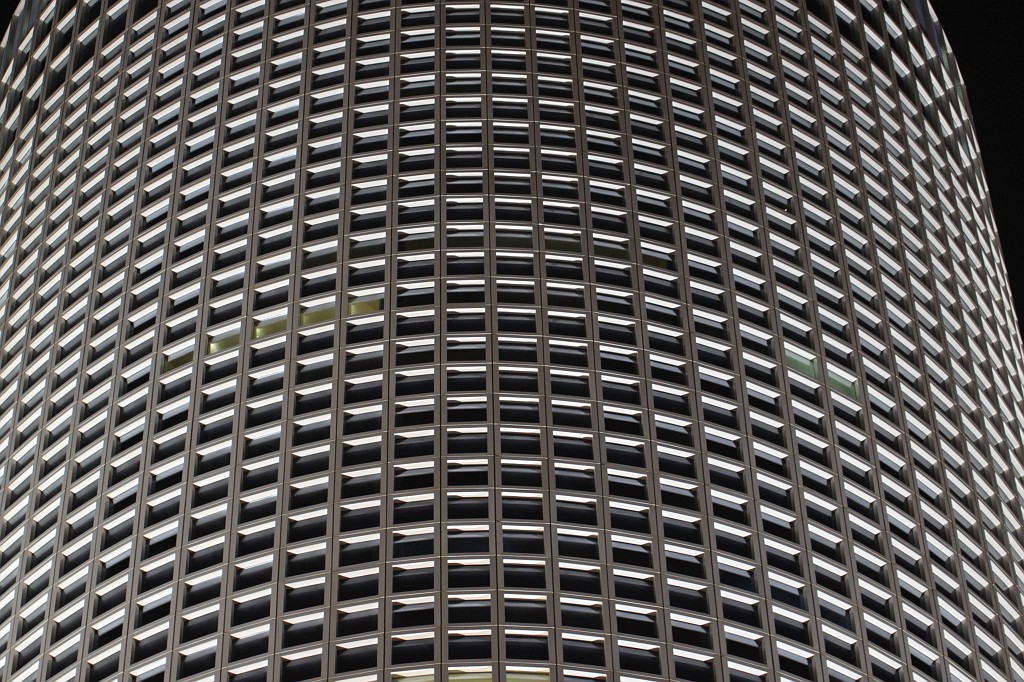 IMG_0085.JPG - Azrieli Center round tower  http://en.wikipedia.org/wiki/Azrieli_Center 