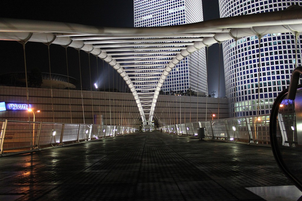 IMG_0089.JPG - Bridge at Azrieli Center  http://en.wikipedia.org/wiki/Azrieli_Center 