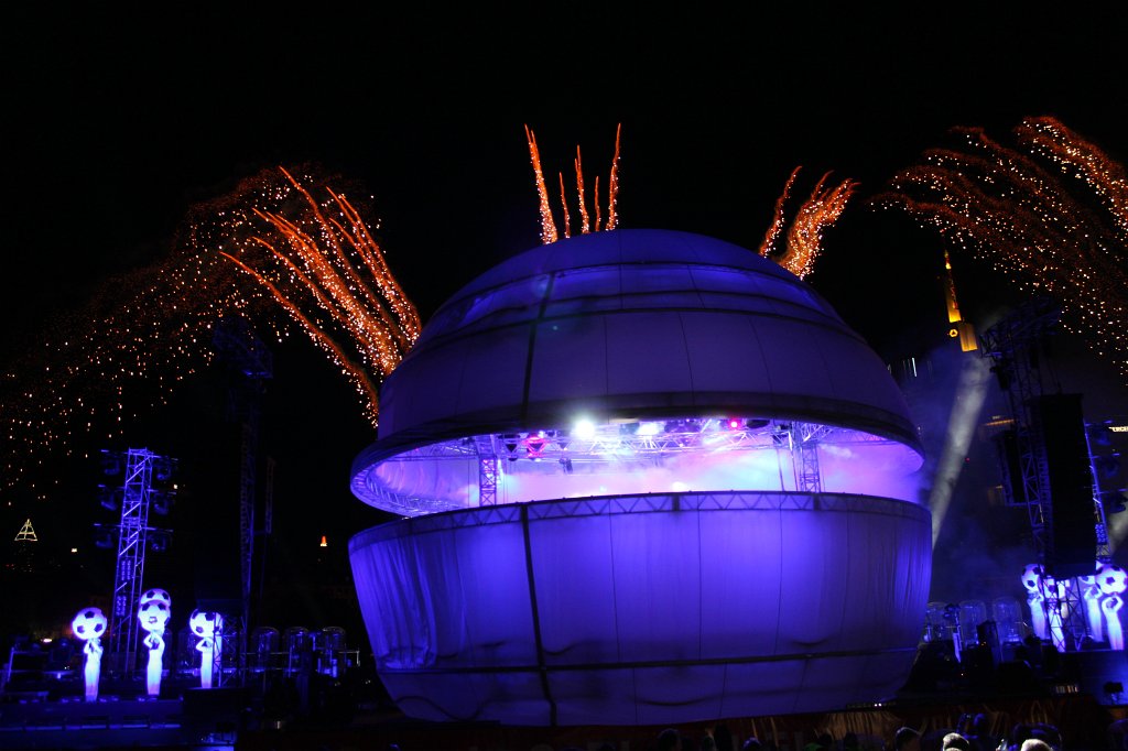 IMG_3434.JPG - The show and fireworks ending the public viewing during the 2011 FIFA Women's World Cup  http://en.wikipedia.org/wiki/2011_FIFA_Women%27s_World_Cup  in Frankfurt  http://en.wikipedia.org/wiki/Frankfurt 