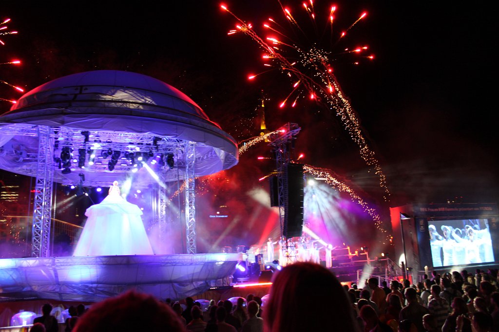 IMG_3487.JPG - The show and fireworks ending the public viewing during the 2011 FIFA Women's World Cup  http://en.wikipedia.org/wiki/2011_FIFA_Women%27s_World_Cup  in Frankfurt  http://en.wikipedia.org/wiki/Frankfurt 