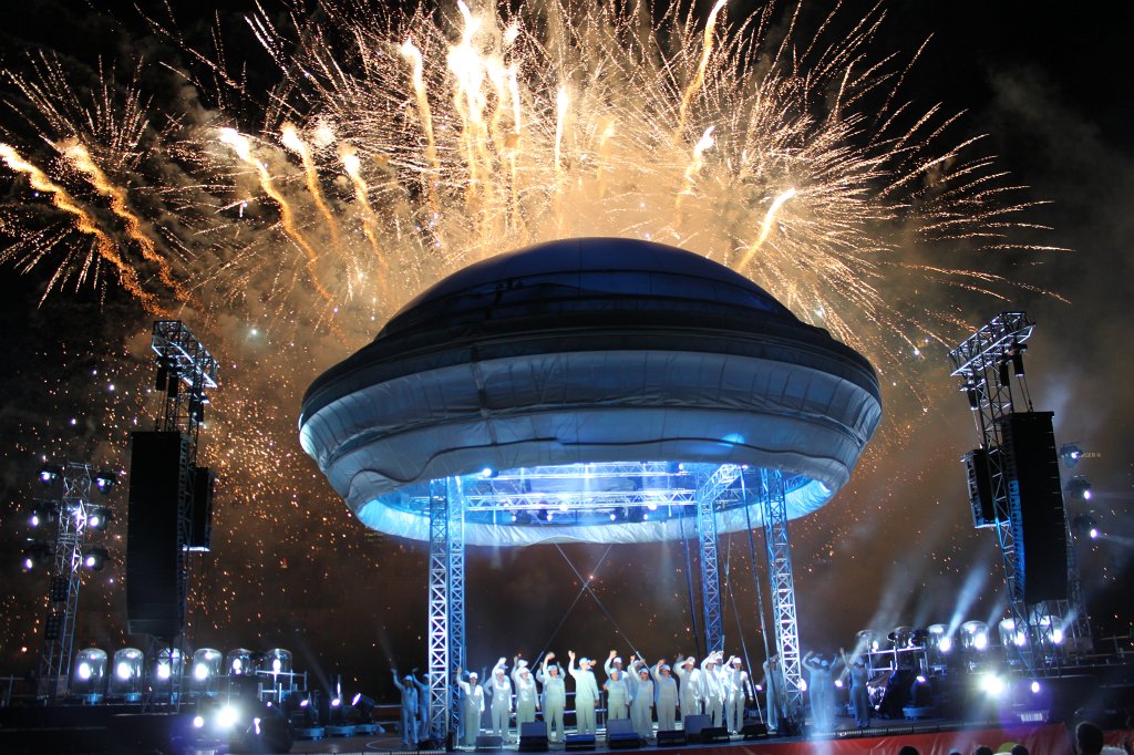 IMG_3546.JPG - The show and fireworks ending the public viewing during the 2011 FIFA Women's World Cup  http://en.wikipedia.org/wiki/2011_FIFA_Women%27s_World_Cup  in Frankfurt  http://en.wikipedia.org/wiki/Frankfurt 