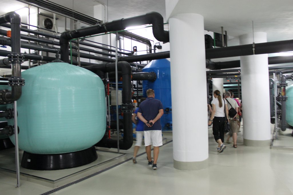 IMG_3967.JPG - Loro Parque  http://en.wikipedia.org/wiki/Loro_Parque  water technique in the underground