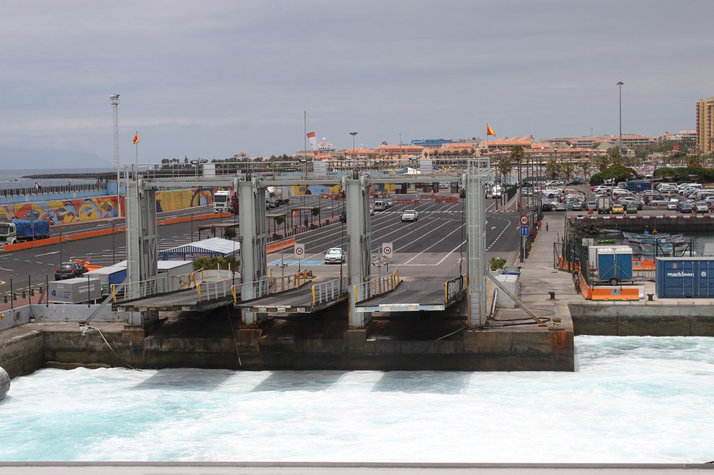 IMG_4403.JPG - Los Christianos Port  http://en.wikipedia.org/wiki/Los_Cristianos 