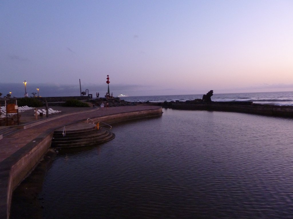 P1030910.JPG - Punta del Guincha enjoying sunset