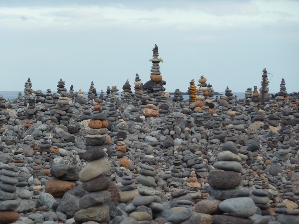 P1040072.JPG - Cairns  http://en.wikipedia.org/wiki/Cairn 