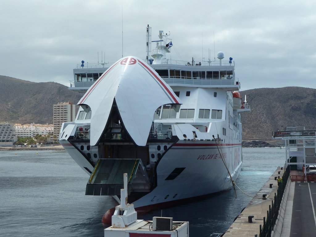 P1040121.JPG - The ferry "Volcan de Taburiente" in Los Christianos port