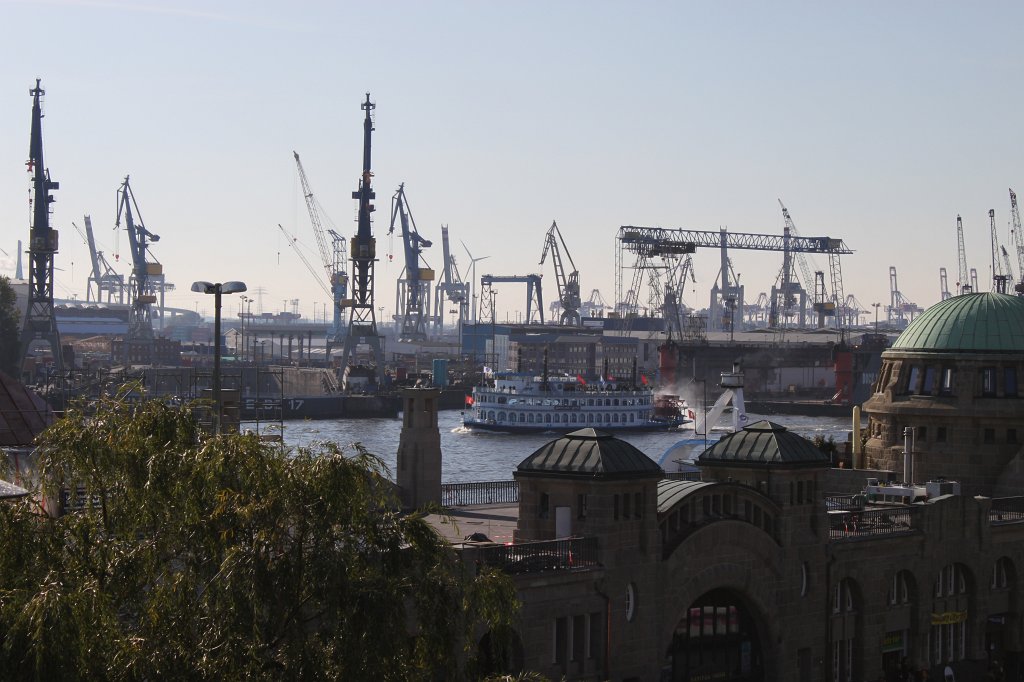 IMG_5633.JPG -  Hamburg harbour  view from the  Stintfang  viewpoint