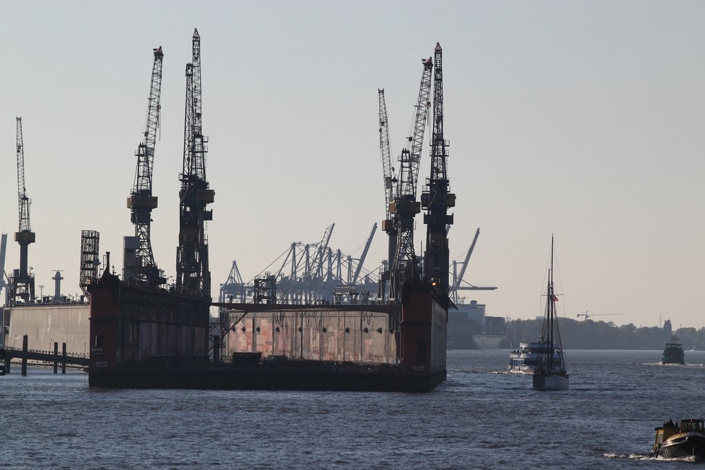 IMG_5643.JPG -  Blohm + Voss   Drydock 