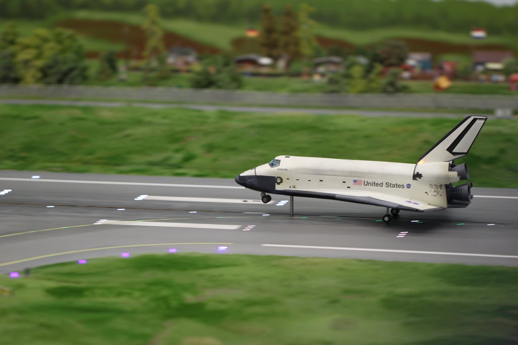 IMG_5909.JPG - Space shuttle visiting the  Miniatur Wunderland  ( miniature wonderland ). The world largest miniature railway not only host trains but also running cars, trucks, ship and even "flying" airplanes.
