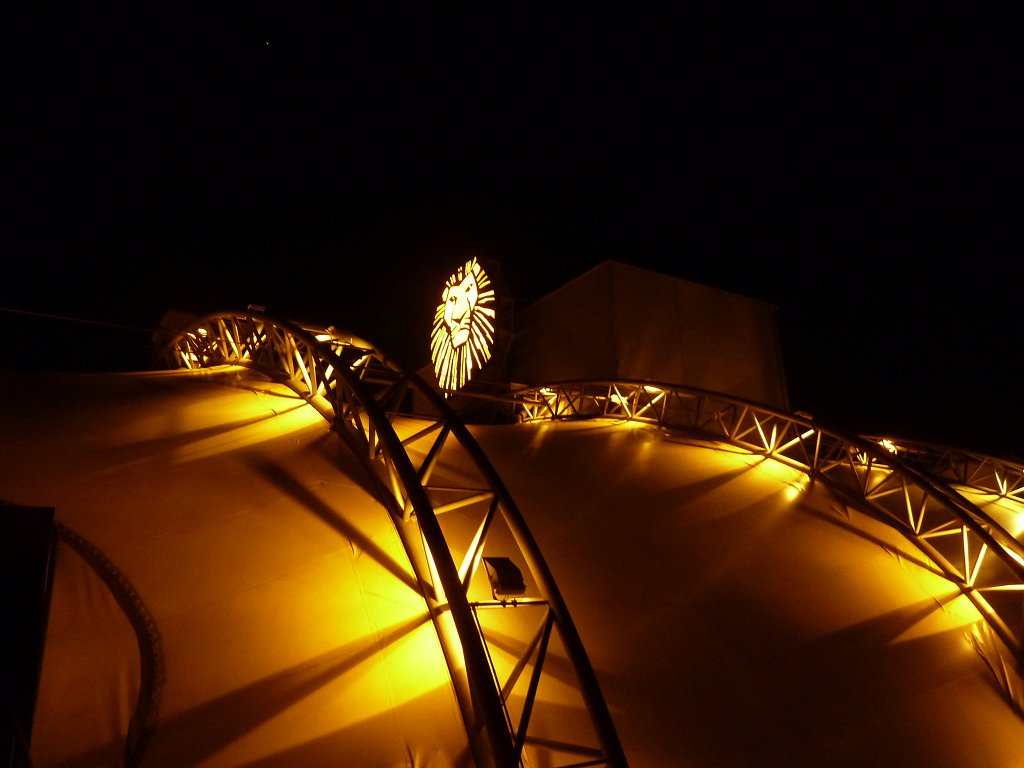 P1050288.JPG -  Theater im Hafen Hamburg  at night