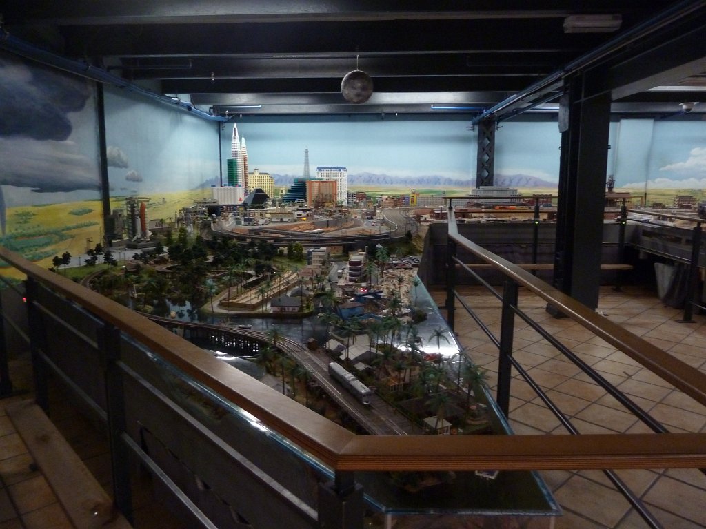 P1050415.JPG - America in the  Miniatur Wunderland  ( miniature wonderland ). The world largest miniature railway not only host trains but also running cars, trucks, ship and even "flying" airplanes.