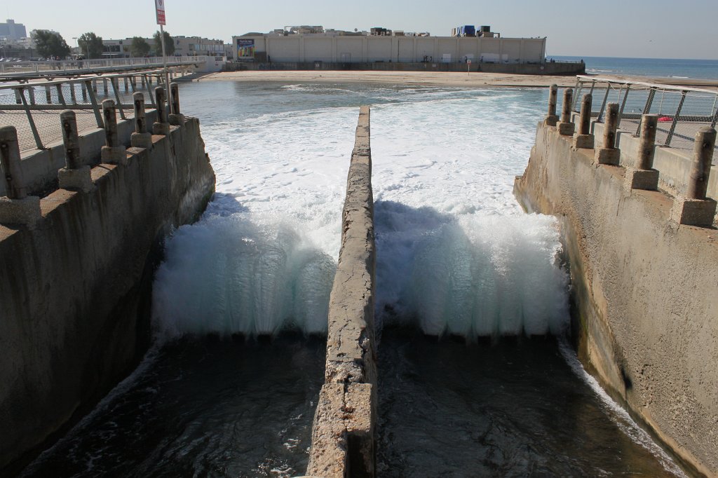 IMG_6416.JPG - Outfall at Reading Power Station  http://en.wikipedia.org/wiki/Reading_Power_Station 