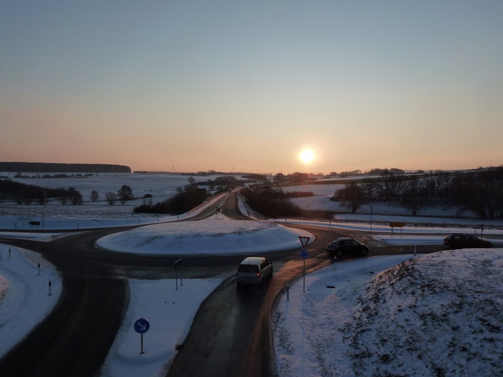P1060256.JPG - Snowy new Heisterbach roundabout