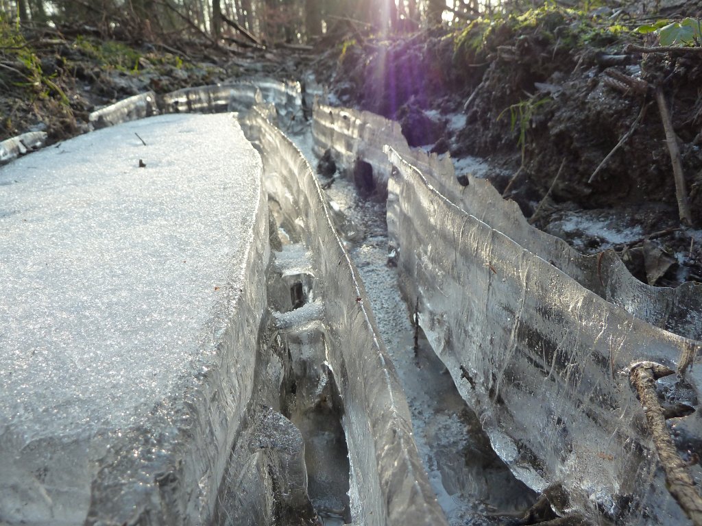 P1060371.JPG - Ice walls