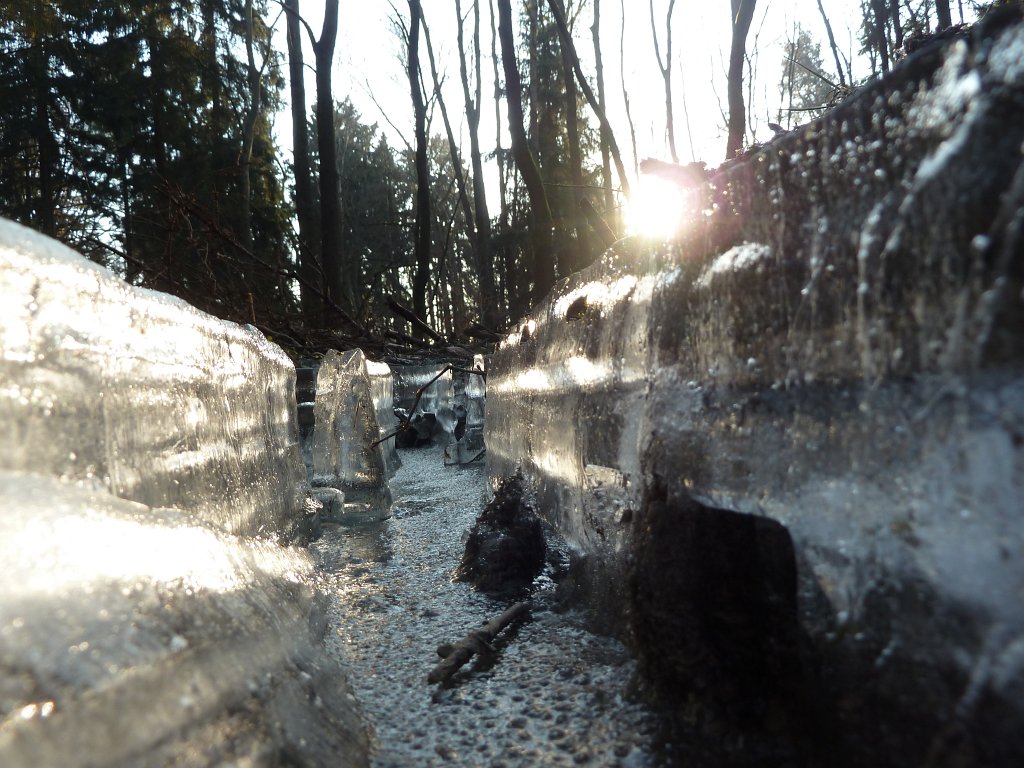 P1060373.JPG - Ice walls