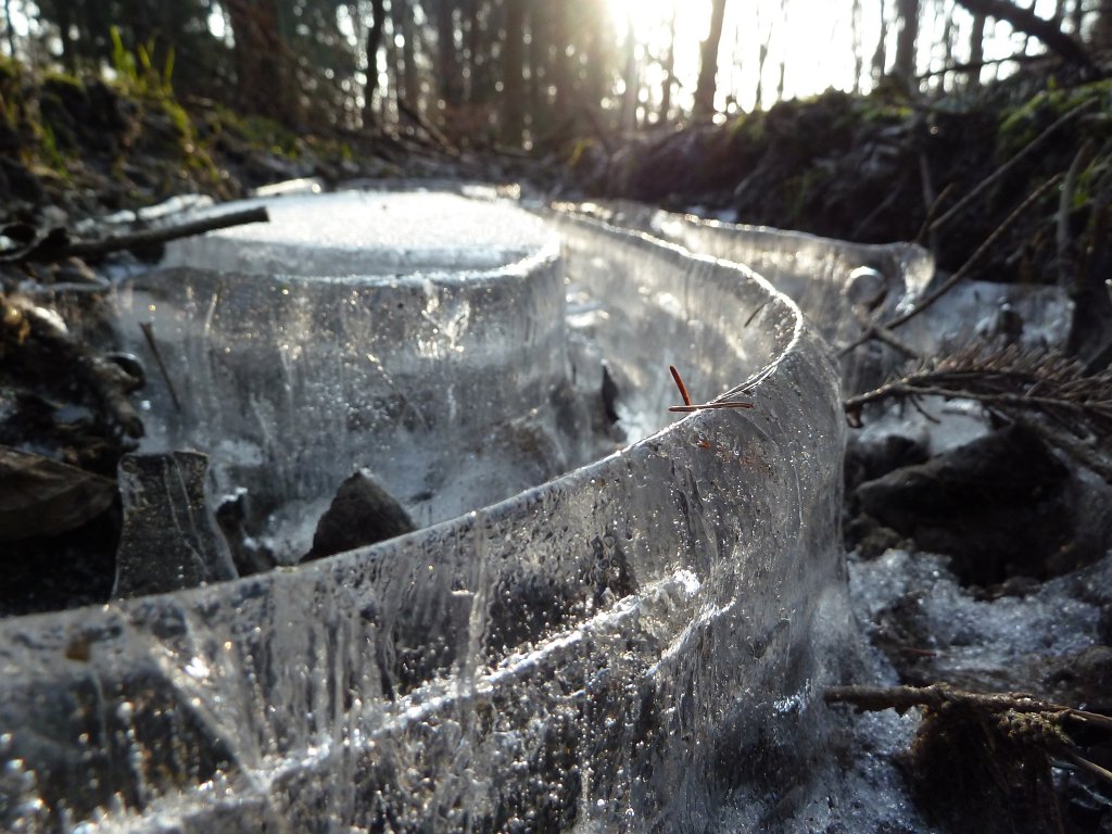 P1060375.JPG - Ice walls