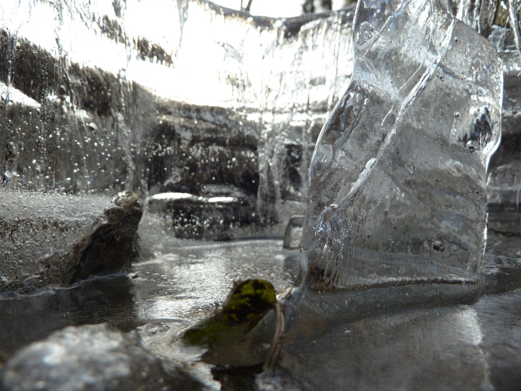 P1060417.JPG - Ice walls