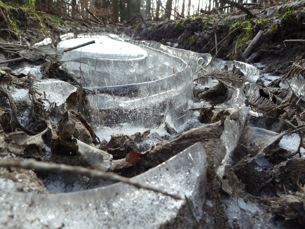 P1060433.JPG - Ice walls