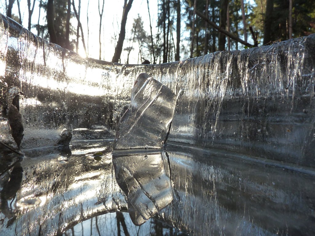 P1060463.JPG - Icy walls