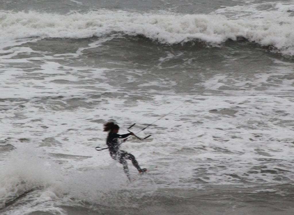 IMG_6944.JPG - Kitesurfing  http://en.wikipedia.org/wiki/Kitesurfing  in the storm