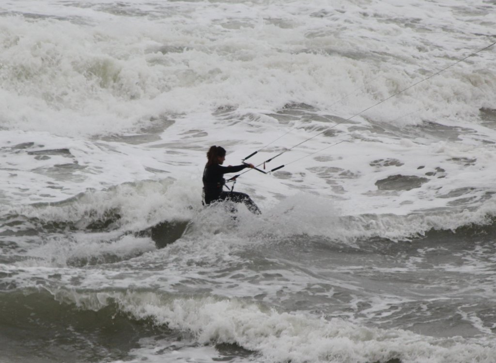 IMG_6945.JPG - Kitesurfing  http://en.wikipedia.org/wiki/Kitesurfing  in the storm