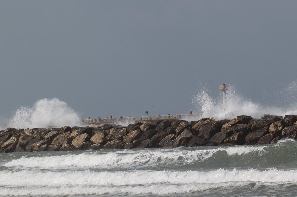 IMG_6993.JPG - waves overrunning the wave breaker