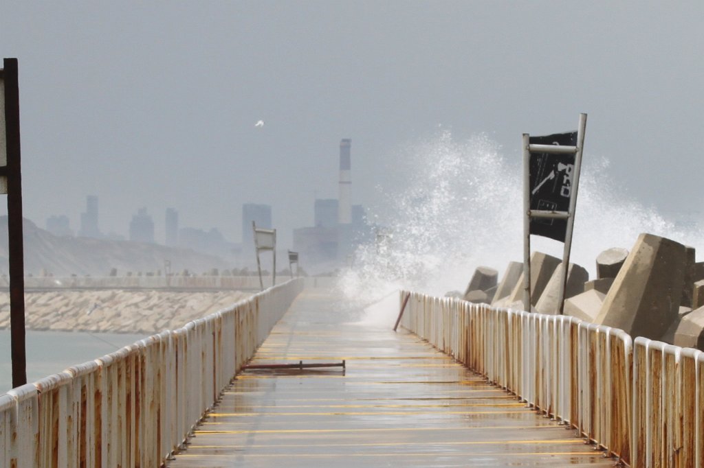 IMG_7061.JPG - Herzliya marina  http://en.wikipedia.org/wiki/Herzliya_Pituah  protective barrier overrun by some waves