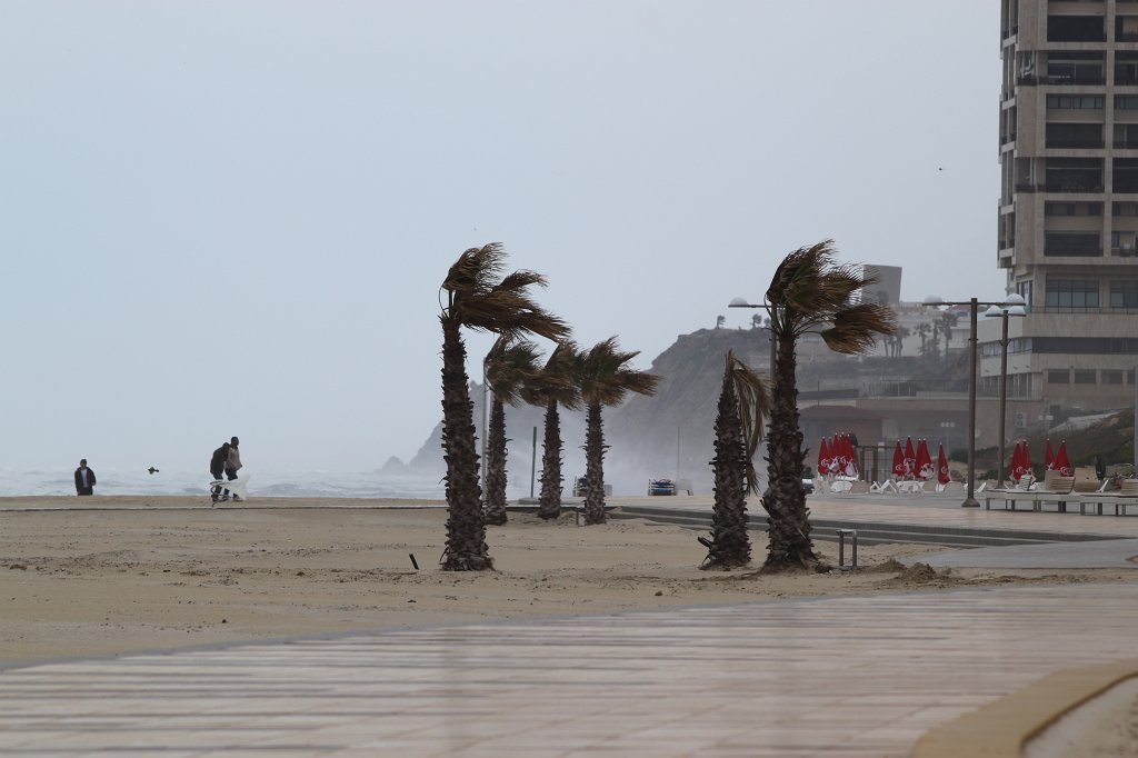 IMG_7142.JPG - Stormy day at the beach