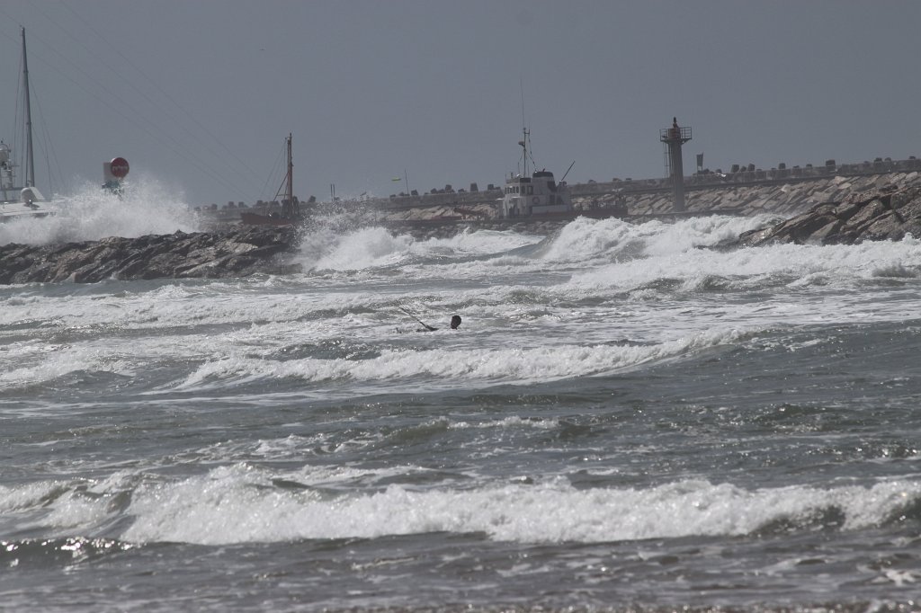 IMG_7154.JPG - Kitesurfing  http://en.wikipedia.org/wiki/Kitesurfing  in the storm