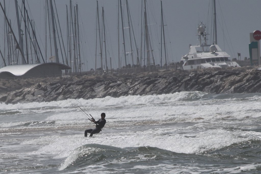 IMG_7155.JPG - Kitesurfing  http://en.wikipedia.org/wiki/Kitesurfing  in the storm