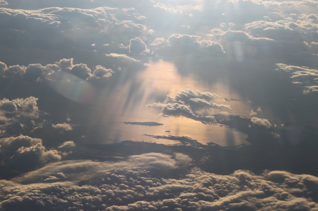 IMG_7246.JPG - Cloud hole over the lake