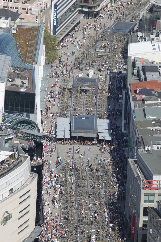 IMG_7657.JPG - Zeil, the shopping street  http://en.wikipedia.org/wiki/Zeil 